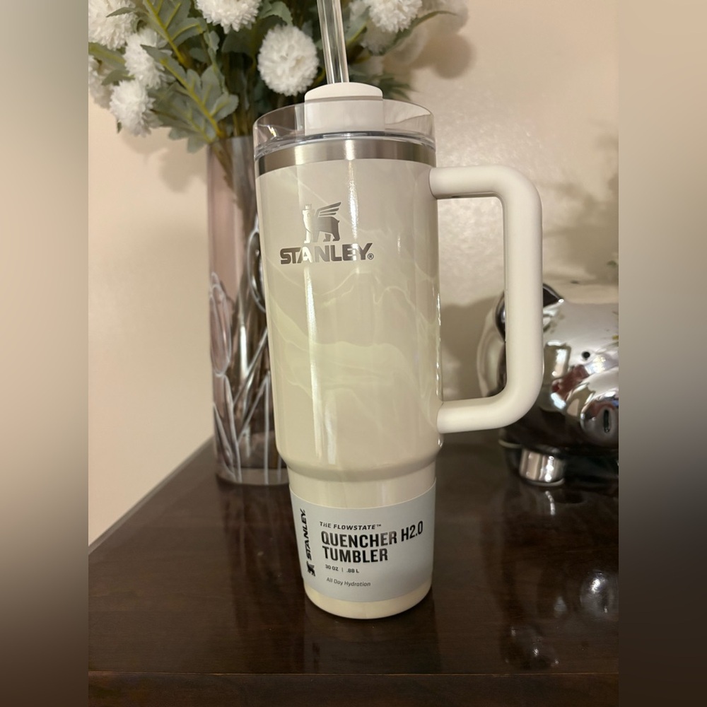Stanley the flowstate quencher H2O tumbler, new in box, 30 ounces